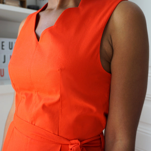 Neckline with festoons