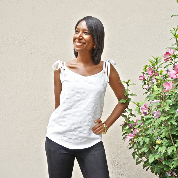 Pattern of a top with knots on the shoulders