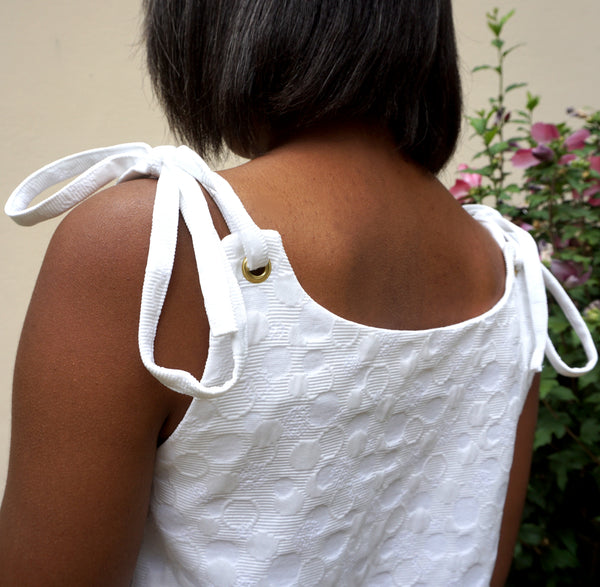 Pattern of a top with knots on the shoulders