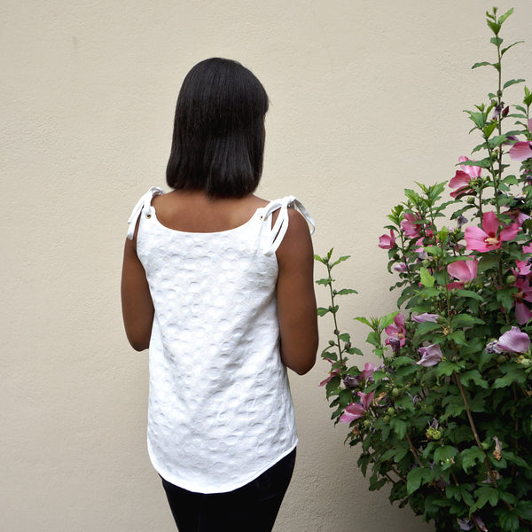 Pattern of a top with knots on the shoulders